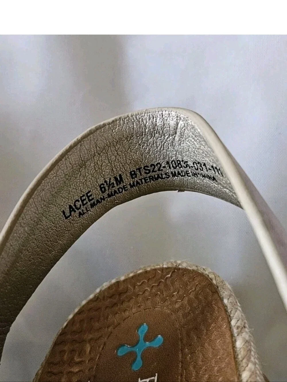 Baretraps Size 6.5 Wedge Sandals Shoes Gold Posture